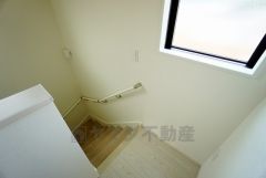 同仕様写真。小さなお子様やご高齢の方でも安心できる、手すり付き階段。段差も低めで設定されており、安全性にも優れています。