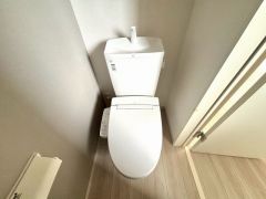 ウォシュレット付きトイレです。1階2階の2ヶ所にトイレがあるので、忙しい朝にもゆとりができますね＾＾