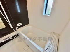 1日の疲れを癒すくつろぎのバスルーム。足を伸ばしてもゆったりと入れるサイズです。お子様と一緒にお風呂に入っても狭くないですね＾＾