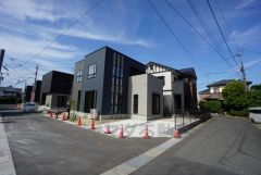 前面道路は西側約5m。