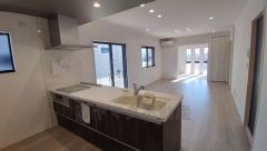 大きな窓のあるリビングは、陽光あふれる明るい空間です。居心地良く、ご家族皆がゆったり寛げる憩いの空間となりそうです。