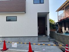 家の顔となる玄関扉がかっこいいと、たくさんの人を招き入れたくなりますね＾＾奥まって設置されており、雨にも濡れにくくなっています。