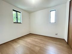 2面採光を確保した明るい室内で、爽やかな風を感じながら目覚める朝は、心地よく一日をスタートできる贅沢なひととき。快適でゆとりある暮らしの始まりにふさわしい住空間です。