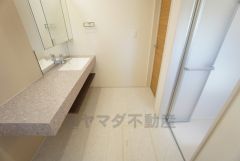 洗面台、洗濯機置き場、バスルームが連なっている、生活導線の考えられた作りになっています。