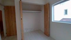 大きめのクローゼットがついた使いやすい洋室です。