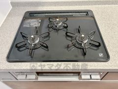 3種類の料理が同時に調理できる、3口ガスコンロ。忙しい夕食の支度時間が短縮できて効率よくお料理が楽しめます。