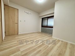 北側6.4帖洋室。居室としてももちろん、収納や書斎、お子様のプレイスペースにも＾＾使い勝手が良さそうです＾＾