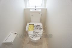 温水洗浄機付トイレです。トイレは2ヶ所設けられているので、来客時にも気兼ねなく使えますね。小窓付きで換気も出来ます。