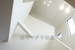 LDKは一部吹き抜けとなっており、明るく開放感のある空間＾＾天井まで見渡すことが可能であるため視線の抜けが良く、実際の部屋の広さよりも広く感じます＾＾ 