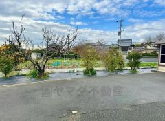 落ち着いた住環境に佇むゆとりある戸建住宅。敷地も広く開放感のある住まいです。