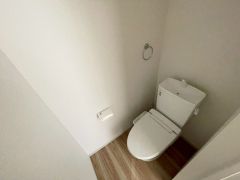 ウォシュレット付きトイレです。1階2階の2ヶ所にトイレがあるので、忙しい朝にもゆとりができますね＾＾