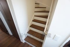 踏み場の広い手摺付き階段です。勾配も緩やかに設計されており、高齢の方でも安心できますね＾＾