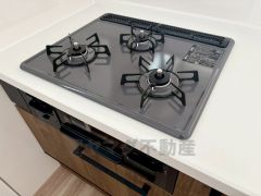 3種類の料理が同時に調理できる、3口ガスコンロ。忙しい夕食の支度時間が短縮できて効率よくお料理が楽しめます。