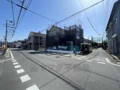 東側約8.8ｍの公道。
