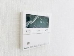キッチン横からお湯張り、追い炊き、温度調節がボタンで楽々操作できる給湯器リモコンです＾＾忙しい夕飯の準備の時間帯に重宝しますね。