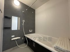 1日の疲れを癒すくつろぎのバスルーム。足を伸ばしてもゆったりと入れるサイズです。お子様と一緒にお風呂に入っても狭くないですね^^