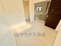 リビングに隣接した洋室。お子様のお昼寝スペースや書斎としても活躍してくれそうです＾＾