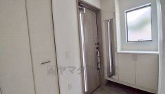 採光も考えられた明るい玄関です。たっぷり収納できるシューズボックス付きなので、家族全員の靴がきれいに整頓できます。