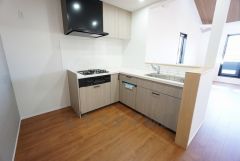 収納も、作業スペースも広々と設けられた使いやすいシステムキッチンです＾＾カウンターキッチンなので、ご家族と会話をしながら楽しくお料理ができます＾＾