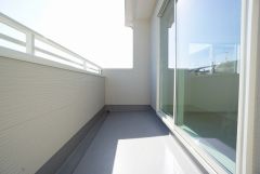 同仕様写真。南側に面したバルコニーは日当たり良好です。お洗濯物も気持ちよく干せそうです。日光浴をしたり、星を眺めたりも良いですね^^