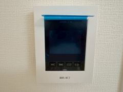 防犯性もばっちり、TVモニター付きインターホン完備。大きなモニターで玄関先を確認できます。録画機能が付いているので不在時の訪問者も確認できて安心です＾＾