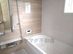 1日の疲れを癒すくつろぎのバスルーム。足を伸ばしてもゆったりと入れるサイズです。お子様と一緒にお風呂に入っても狭くないですね＾＾