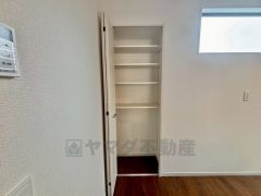 まとめ買いしてもこの収納量なら心配要らずのパントリー。調理家電や食品のストックをすっきりまとめられ、キッチン周りを広々使えます。