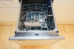 同仕様写真。現況と異なる場合は現況優先です。 普通に食器洗いをする時より水道代が70％ほど削減できます。夜お休みになるときに食洗器を利用すれば朝起きた時には食器が綺麗になっていますので便利です。