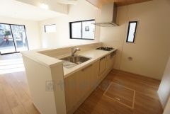 同仕様写真。現況と異なる場合は現況を優先します。リビングでの寛ぎを邪魔しない独立キッチンです。