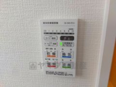 雨の日の洗濯も安心できる浴室暖房乾燥機付き浴室。リモコンで操作もボタン1つで簡単。 浴室暖房乾燥機には、暖房、乾燥、涼風、換気の4つの機能が付いています。タイマー付きです。