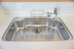 同仕様写真。キッチンシンクは洗剤やスポンジを収納出来るラック付き。広さも確保しているので、大きなお鍋も洗いやすいですね。