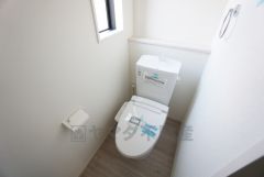 ウォシュレット付きトイレです。1階2階の2ヶ所にトイレがあるので、忙しい朝にもゆとりができますね＾＾