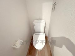 ウォシュレット付きトイレです。1階2階の2ヶ所にトイレがあるので、忙しい朝にもゆとりができますね＾＾