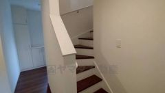 踏み場の広い手摺付き階段です。勾配も緩やかに設計されており、高齢の方でも安心です＾＾