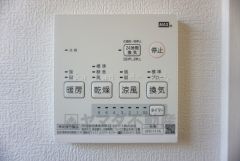 （同仕様写真。）浴室暖房乾燥機には、暖房、乾燥、涼風、換気の4つの機能が付いています。タイマー付きです。換気・雨の日の洗濯も安心です＾＾