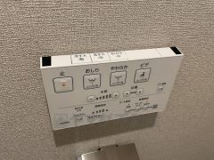壁リモコンタイプのウォシュレット付き。すっきりした見た目で、トイレ奥の掃除もしやすいです。