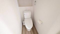 ウォシュレット付きトイレです。1階2階の2ヶ所にトイレがあるので、忙しい朝にもゆとりができますね＾＾