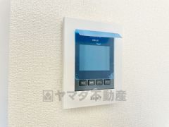 防犯性もばっちり、TVモニター付きインターホン完備。大きなモニターで玄関先を確認できます。録画機能が付いているので不在時の訪問者も確認できて安心です＾＾