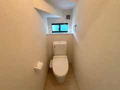 窓付きのトイレは換気もしやすく清潔に使えます＾＾ウォシュレット、暖房便座、節電・節水機能など、使い勝手のよい高機能トイレです。