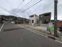 前面道路:北側約8ｍ、南側約6メートル。