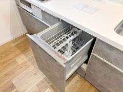  炊事時間を大幅に短縮できる食器洗浄乾燥機付き＾＾食器を洗う手間が減るので家族とのコミュニケーションの時間や自分の時間が増えますね。