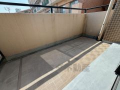 リビングと主寝室の2カ所に面した2面バルコニーです。お洗濯やお布団干しはもちろん、日光浴スペースにも。足元は防水工事施工済です。