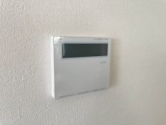 キッチン横からお湯張り、追い炊き、温度調節がボタンで楽々操作できる給湯器リモコンです＾＾忙しい夕飯の準備の時間帯に重宝しますね。