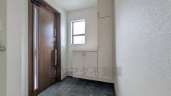 玄関扉から光の差し込む明るい玄関です。 たっぷり収納できるシューズボックス付きなので、家族全員の靴がきれいに整頓できます。