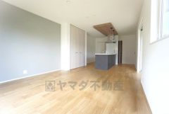 家族が集まる開放的なリビング。思い思いの時間を過ごしたり食事をしたり、素敵な団らんの場になりますね。