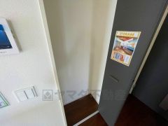 まとめ買いしてもこの収納量なら心配要らずのパントリー。調理家電や食品のストックをすっきりまとめられ、キッチン周りを広々使えます。