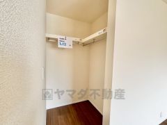 ウォークインクローゼット付き＾＾ハンガーパイプ下にボックスを置いて、枕棚を活用して、たっぷりと収納できそうです＾＾