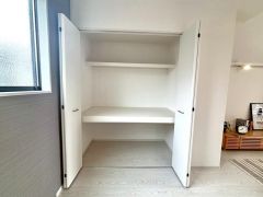 リビング横には大容量収納を完備。 日用品や季節物もすっきり片付き、快適な住空間を保てます。