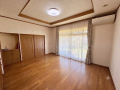 南庭に面した大きな窓からたっぷりの陽光が差し込むリビング。折り上げ天井が開放感を演出し、ご家族が自然と集まる心地よい空間です。