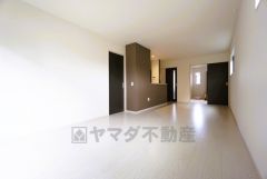 家族が集まる開放的なリビング。思い思いの時間を過ごしたり、家族みんなで食事をしたり、素敵な団らんの場になりますね。